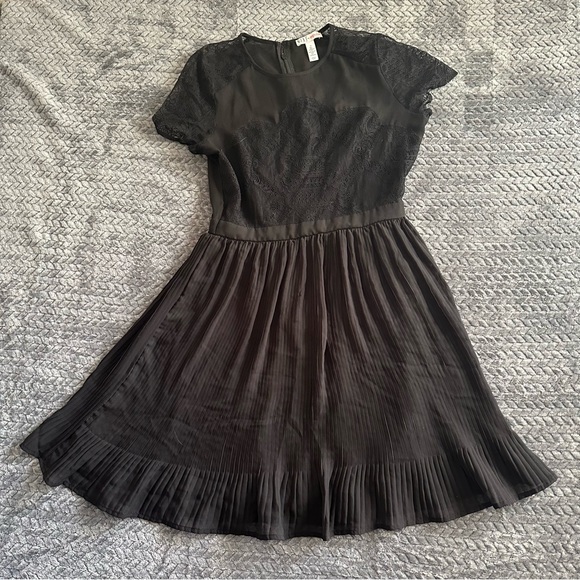 Black Fit and Flare Midi Ruffle Dress Cap Lace Sleeve Size Medium - Picture 1 of 10